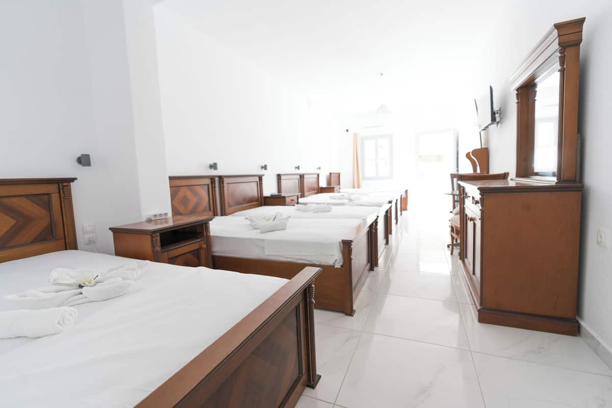 Habitación superior, vistas a la piscina, junto a la piscina | Sábanas italianas Frette y ropa de cama de alta calidad