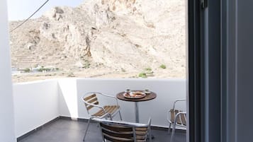 Signature-Dreibettzimmer, Balkon, Bergblick | Ausblick vom Zimmer