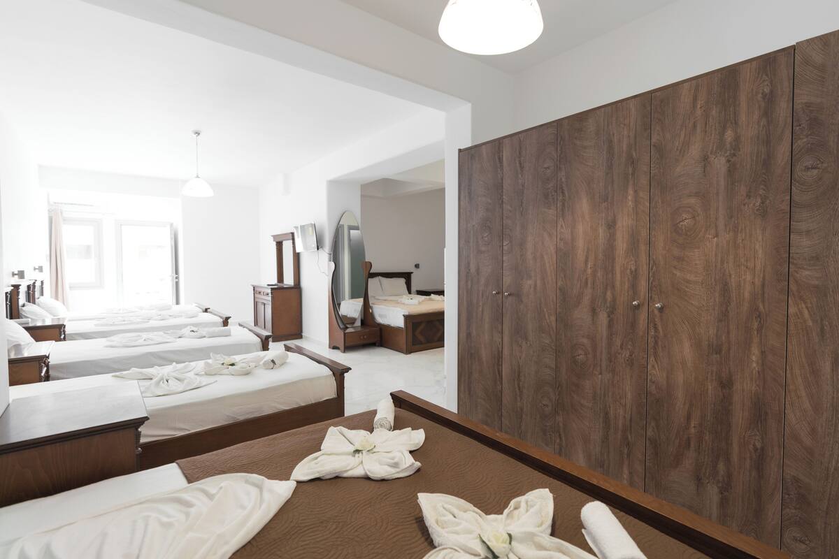 Habitación Grand, varias camas, 2 baños, vistas a la piscina | Sábanas italianas Frette y ropa de cama de alta calidad