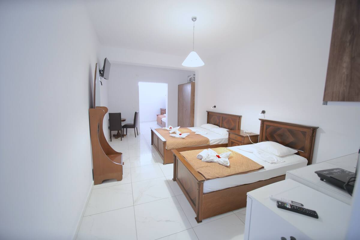 Quarto família, sem janelas, ao lado da piscina | Lençóis italianos Frette, roupas de cama premium