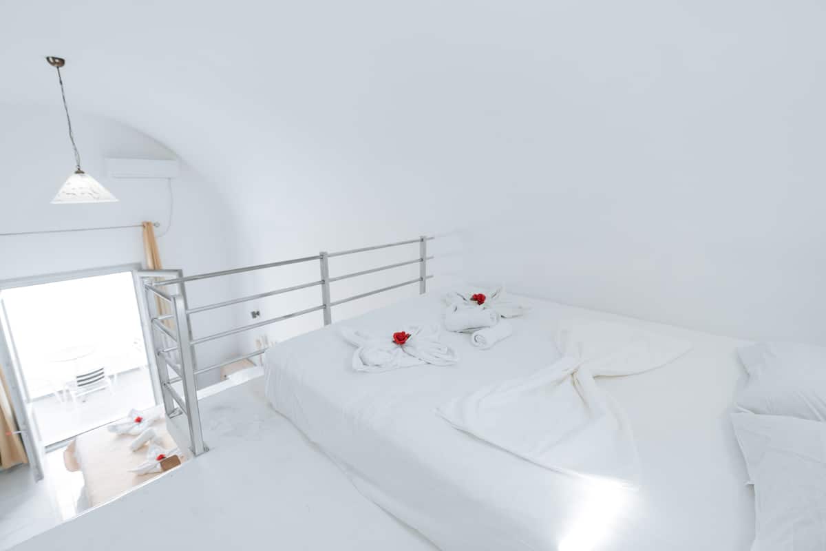 Frette Italian sheets, premium bedding, memory-foam beds, in-room safe