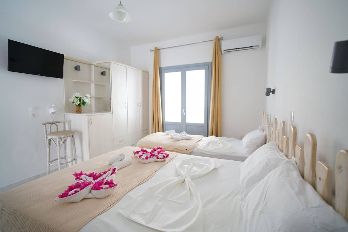 Habitación triple Signature, balcón, vistas a la montaña | Sábanas italianas Frette y ropa de cama de alta calidad