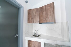 Quarto triplo clássico, acesso à piscina, vista para a piscina | Cozinha americana privada | Frigobar, micro-ondas, cooktop, talheres/pratos/utensílios de cozinha