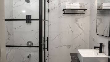 Chambre Deluxe, vue jardin | Salle de bain