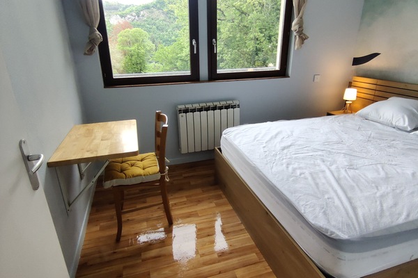 1 habitación, tabla de planchar con plancha y cuna de viaje