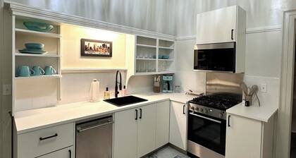 The Macberns Row House (Unit 2)