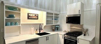 The Macberns Row House (Unit 2)