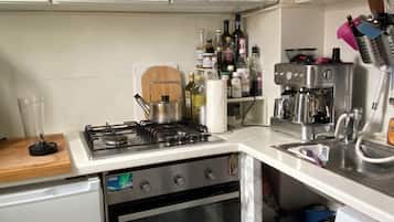 Fridge, oven, stovetop, coffee/tea maker