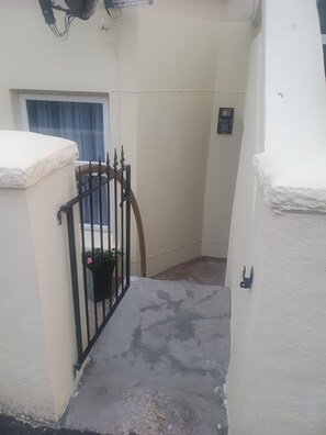 Exterior detail - Modern Garden Flat Close To Beach  (Eastbourne)