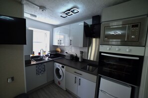 Fridge, microwave, oven - Modern Garden Flat Close To Beach  (Eastbourne)