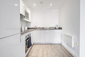 Mikrovågsugn, ugn, spishäll och diskmaskin