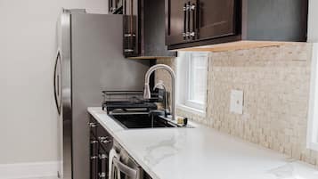 Frigorífico, microondas, horno y placa de cocina