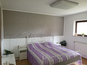 1 Schlafzimmer, Reisekinderbett, kostenloses WLAN, Bettwäsche