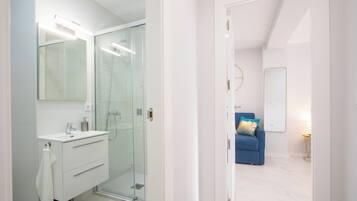 Ducha, secador de pelo, toallas y jabón