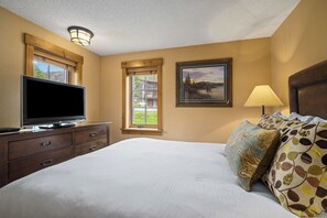 1 bedroom, free WiFi, bed sheets - Hot Tub! Ski Locker! Less Than 1 Mile to Resort! (Steamboat Springs)