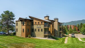 Un edificio de varios pisos con un diseño moderno, identificado como “North-Star”, que presenta un balcón destacado y vistas del paisaje circundante.