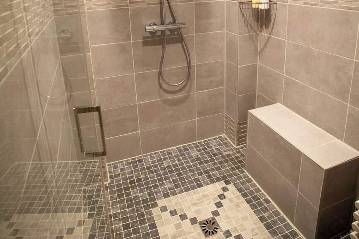 Comfort-Apartment, Parkblick | Badezimmer | Kostenlose Toilettenartikel, Haartrockner, Seife, Shampoo