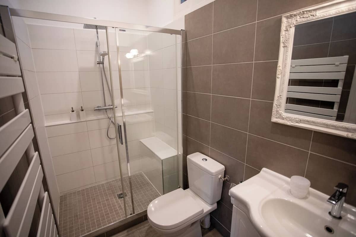 Comfort-Dreibettzimmer, Parkblick | Badezimmer | Kostenlose Toilettenartikel, Haartrockner, Seife, Shampoo