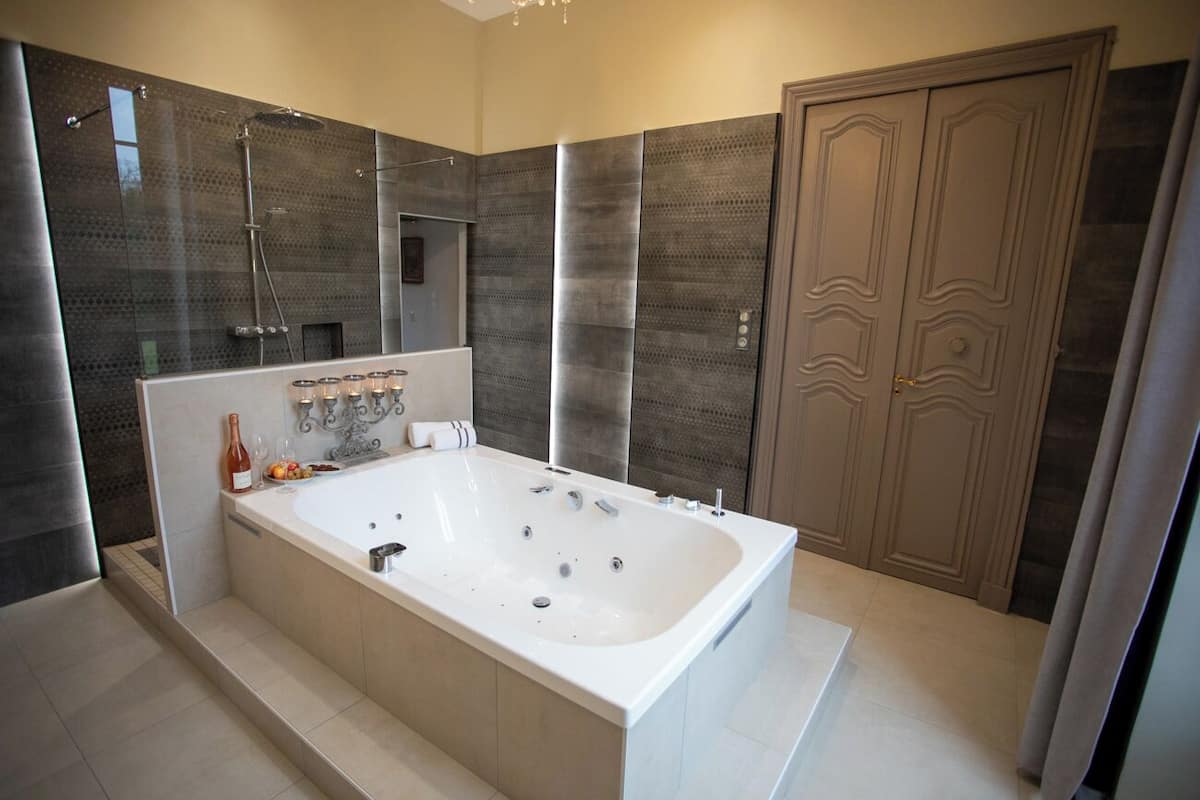 Deluxe-Zimmer, Parkblick | Badezimmer | Kostenlose Toilettenartikel, Haartrockner, Seife, Shampoo