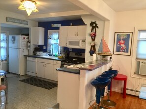 冷蔵庫、電子レンジ、オーブン、コンロ