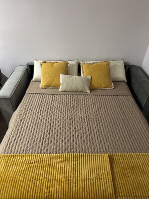 1 habitación, tabla de planchar con plancha, cuna de viaje y wifi 