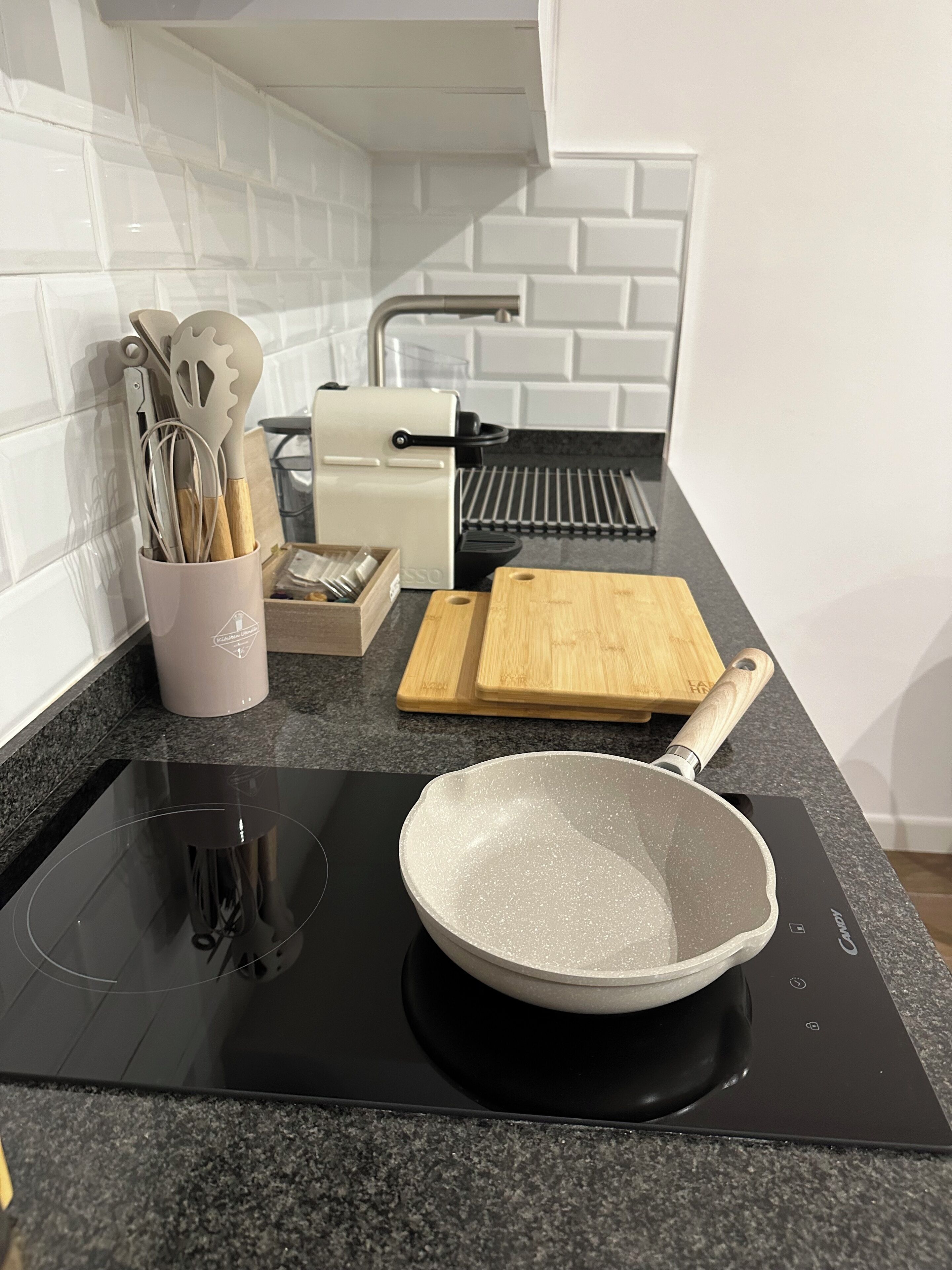 Een koelkast, een magnetron, een oven, een kookplaat