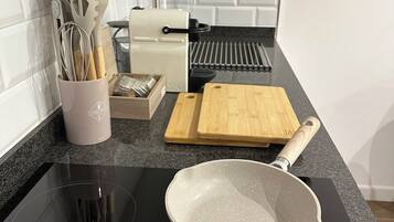Een koelkast, een magnetron, een oven, een kookplaat