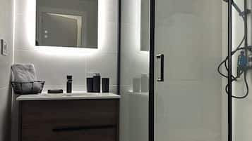 Een douche, een haardroger, handdoeken, zeep