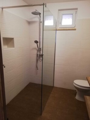 Shower, free toiletries, hair dryer, towels