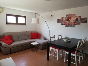 Una televisión, libros