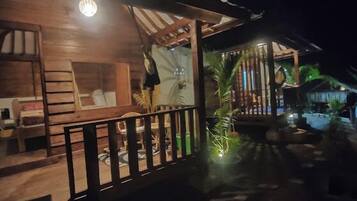 Bungalow, vista al río | Terraza o patio