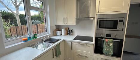 冷蔵庫、電子レンジ、オーブン、コンロ