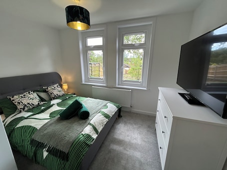 2 Schlafzimmer, Bügeleisen/Bügelbrett, kostenloses WLAN, Bettwäsche. Urban Escape: Modern Retreat Near Uni & Hospital
