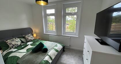 Urban Escape: Modern Retreat Near Uni & Hospital