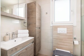 Dusj, hårføner, håndklær og såpe