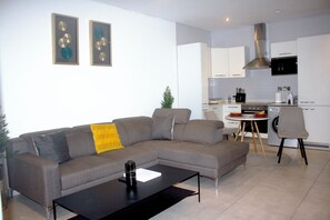 40-inch flat-screen TV with cable channels - Fantastic Luxury Gem 5 Location Pool Gym (Accra)