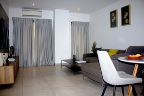 公寓, 阳台 | 起居区 | 40-英寸纯平电视(配备有线频道)