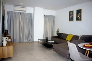 40-英寸纯平电视(配备有线频道)