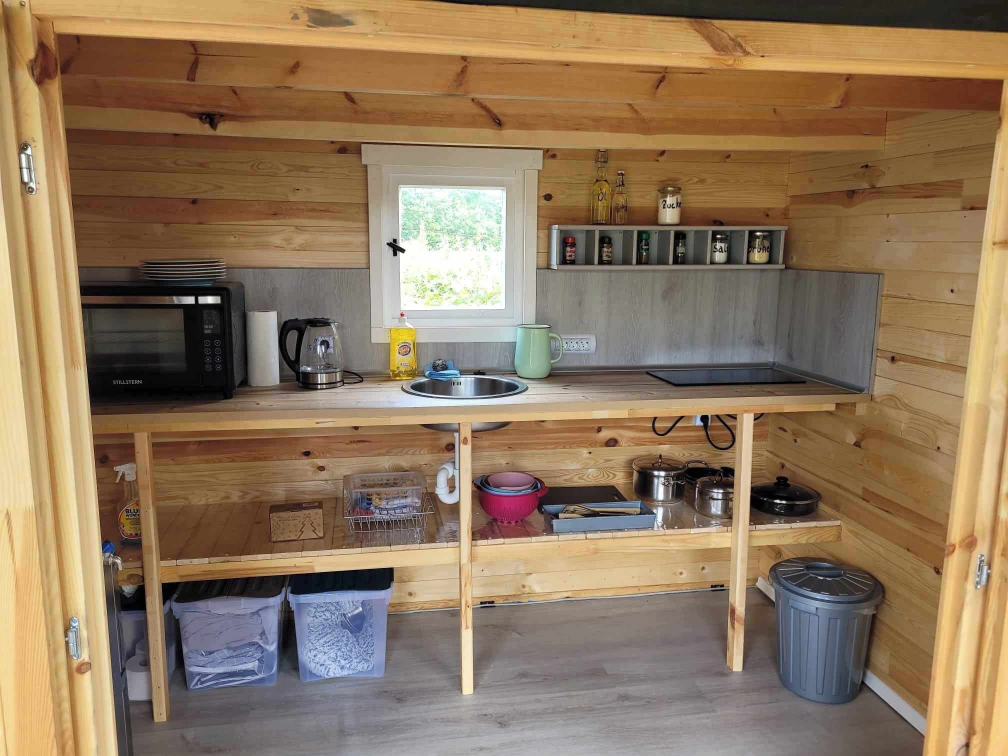 Kylskåp, mikrovågsugn, ugn och spishäll