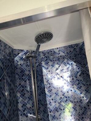 Shower, towels, soap, toilet paper - Urlaub mit Ponies und Campingflair (Ihlow)