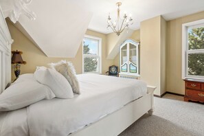 4 habitaciones, tabla de planchar con plancha y cuna de viaje 