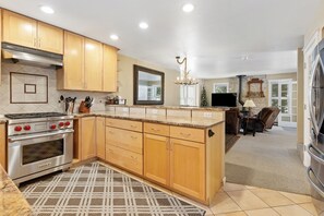 Fridge, microwave, oven, stovetop - Walk to town, 1 mi to Gondola, four suites (Breckenridge)