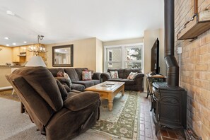 Smart TV - Walk to town, 1 mi to Gondola, four suites (Breckenridge)