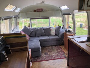 Smart TV, livros, biblioteca musical, aparelho de som