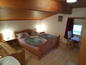 4 dormitorios, tabla de planchar con plancha, ropa de cama