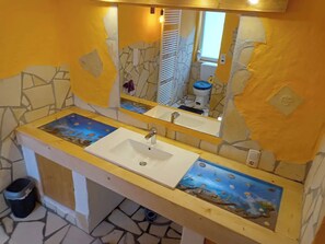 Shower, hair dryer, towels, soap - Großes Ferienhaus für bis zu 9 Personen. Wlan Sehr Privat Grill Feuerplatz (Saalfelden am Steinernen Meer)