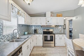 Mikrovågsugn, ugn, spishäll och diskmaskin