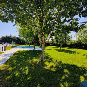 Outdoor pool - Hamlet's Friends (Nuño Gómez)