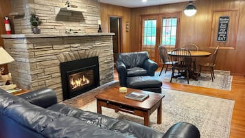 Smart-TV, Kamin, DVD-Player, Bücher