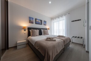 5 bedrooms, in-room safe, iron/ironing board, travel cot - Modern villa with sea view [27] (Luz)